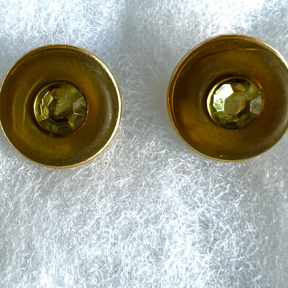 Unmarked 1980s Liz Claiborne Green lucite & Gold Pierced Earrings - Picture 3 of 5